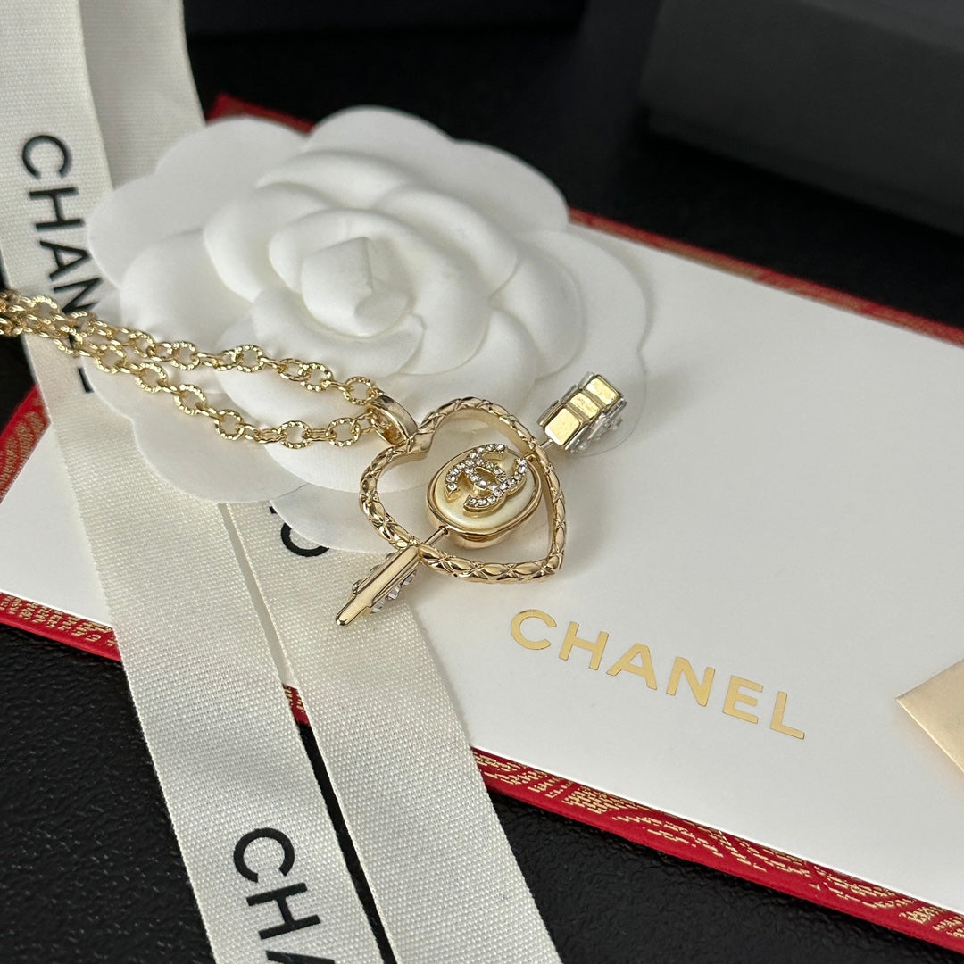 Collar de oro con corazón y diamante en forma de flecha