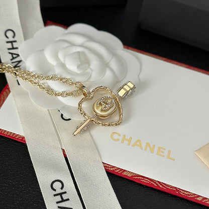 Collar de oro con corazón y diamante en forma de flecha