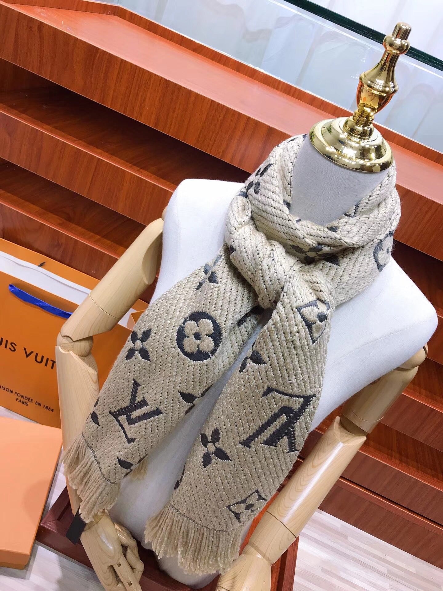 Pañuelo con patrón de monograma, borlas y jacquard