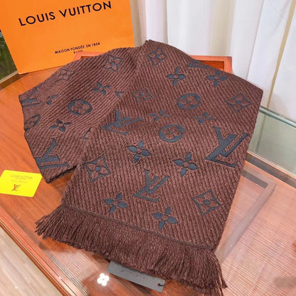 Pañuelo con patrón de monograma, borlas y jacquard