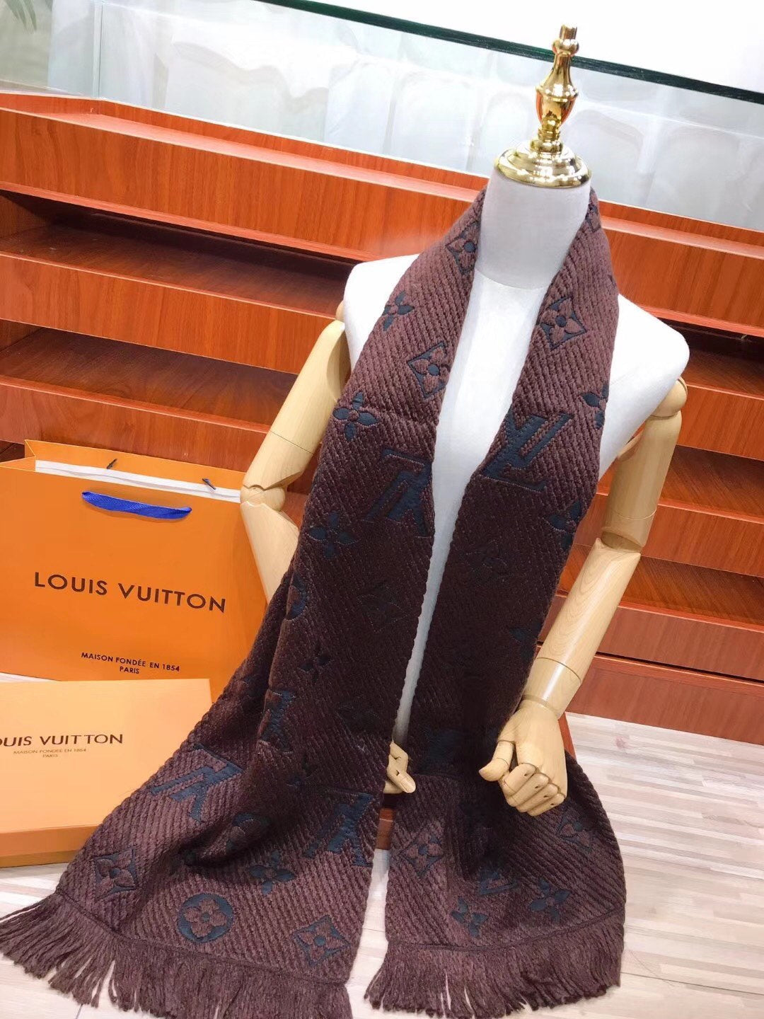 Pañuelo con patrón de monograma, borlas y jacquard