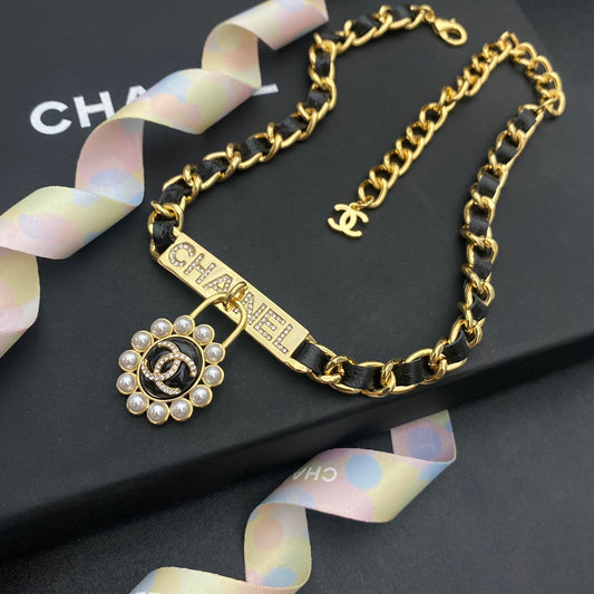 Collier en cuir tressé avec pendentif perle