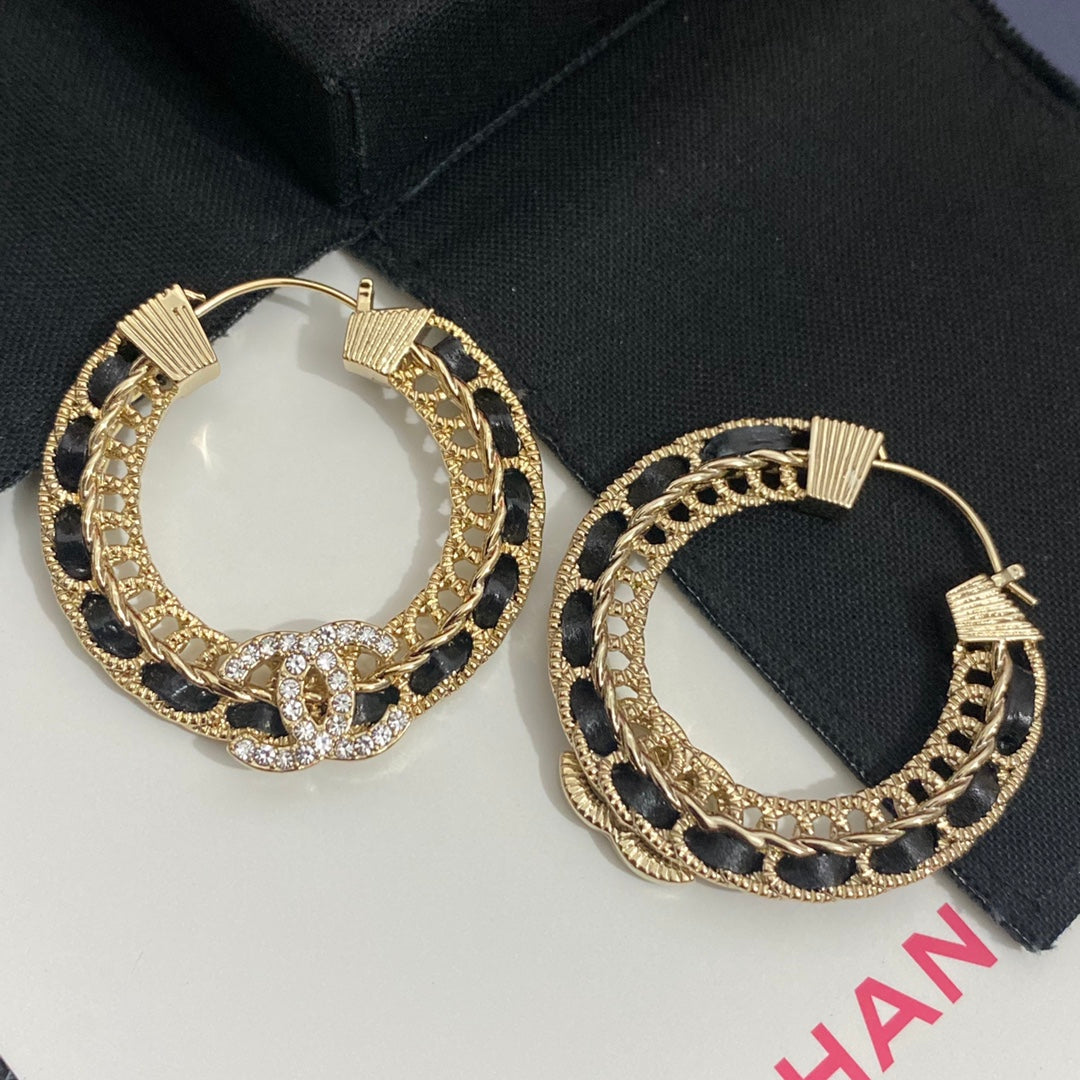 Elegantes Pendientes Redondos de Cuero con Diamantes
