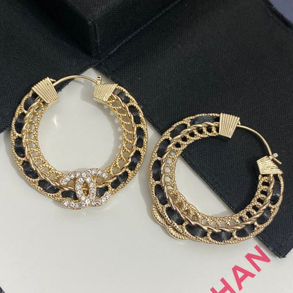 Elegantes Pendientes Redondos de Cuero con Diamantes