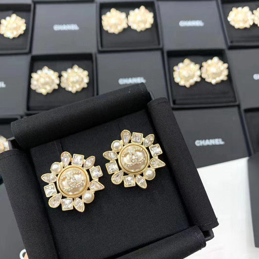 Aretes de perlas y pedrería vintage elegantes