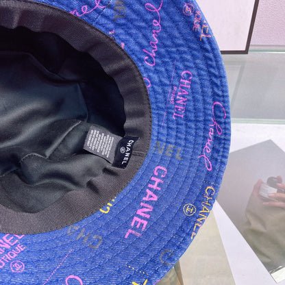 Chapeau seau avec motif lettres tendance