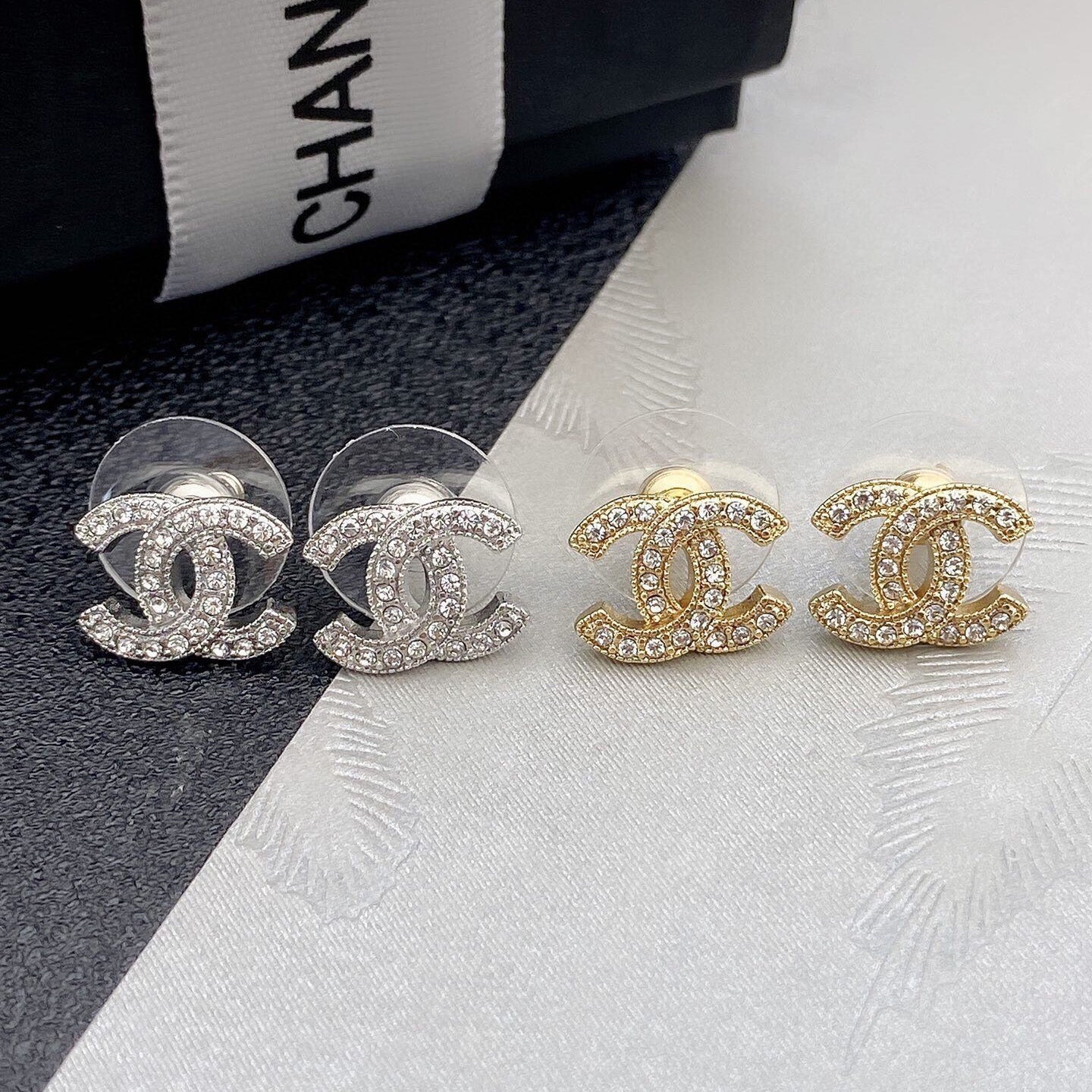 Pendientes de tuerca con diamantes completos de doble C