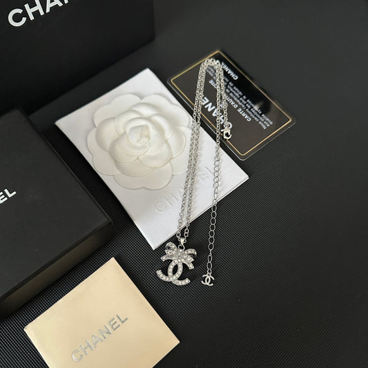 Collier pendentif avec logo en arc de diamant
