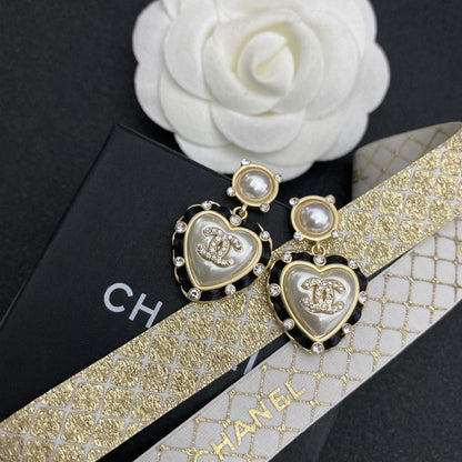 Pendientes de corazón con perlas blancas vintage
