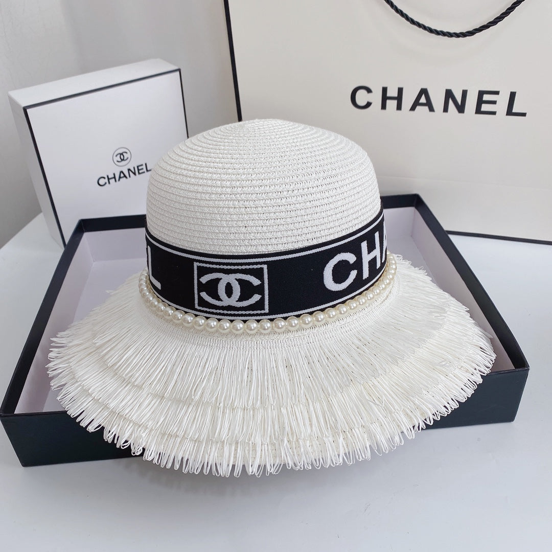 Sombrero de paja con flecos y perlas