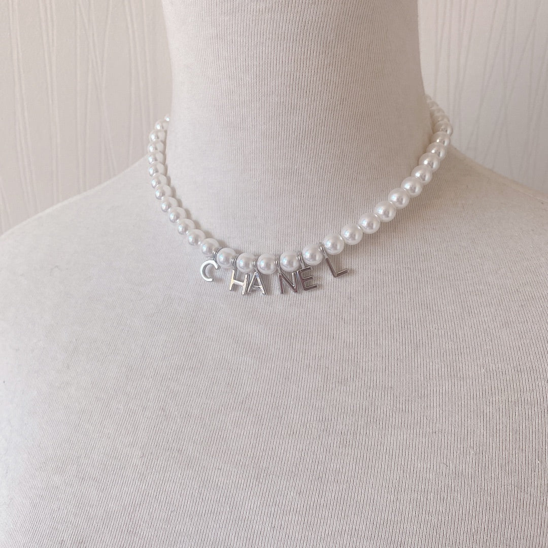 Collar con colgante de perla y letra a la moda