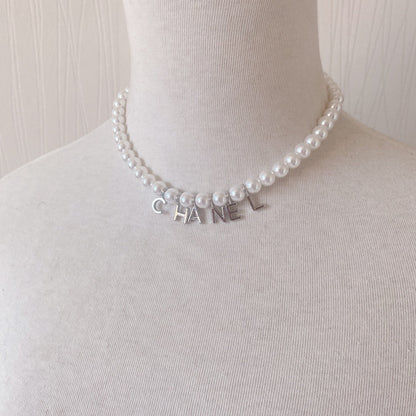 Collar con colgante de perla y letra a la moda