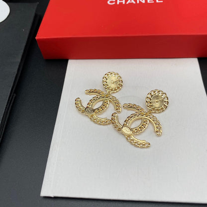 Pendientes elegantes de gota de perla en tono dorado