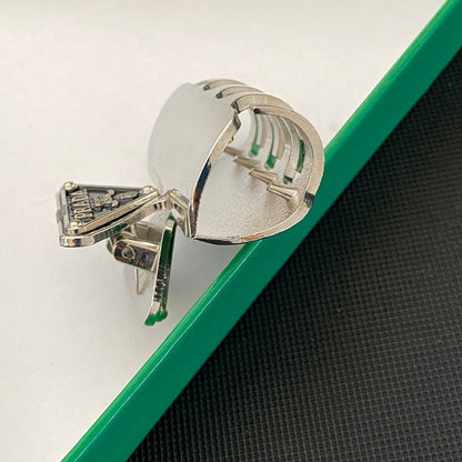 Barrette en métal avec logo triangulaire