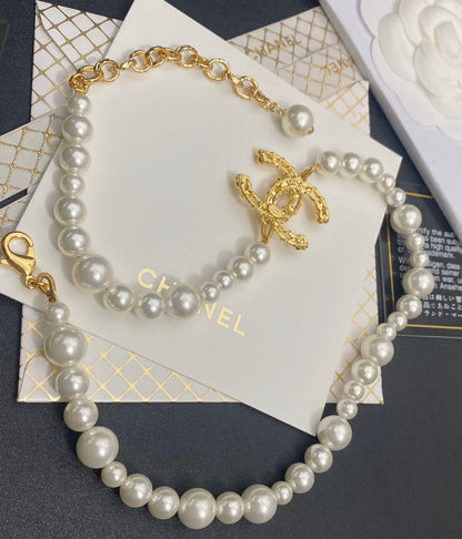 Collier ras du cou avec perle irrégulière
