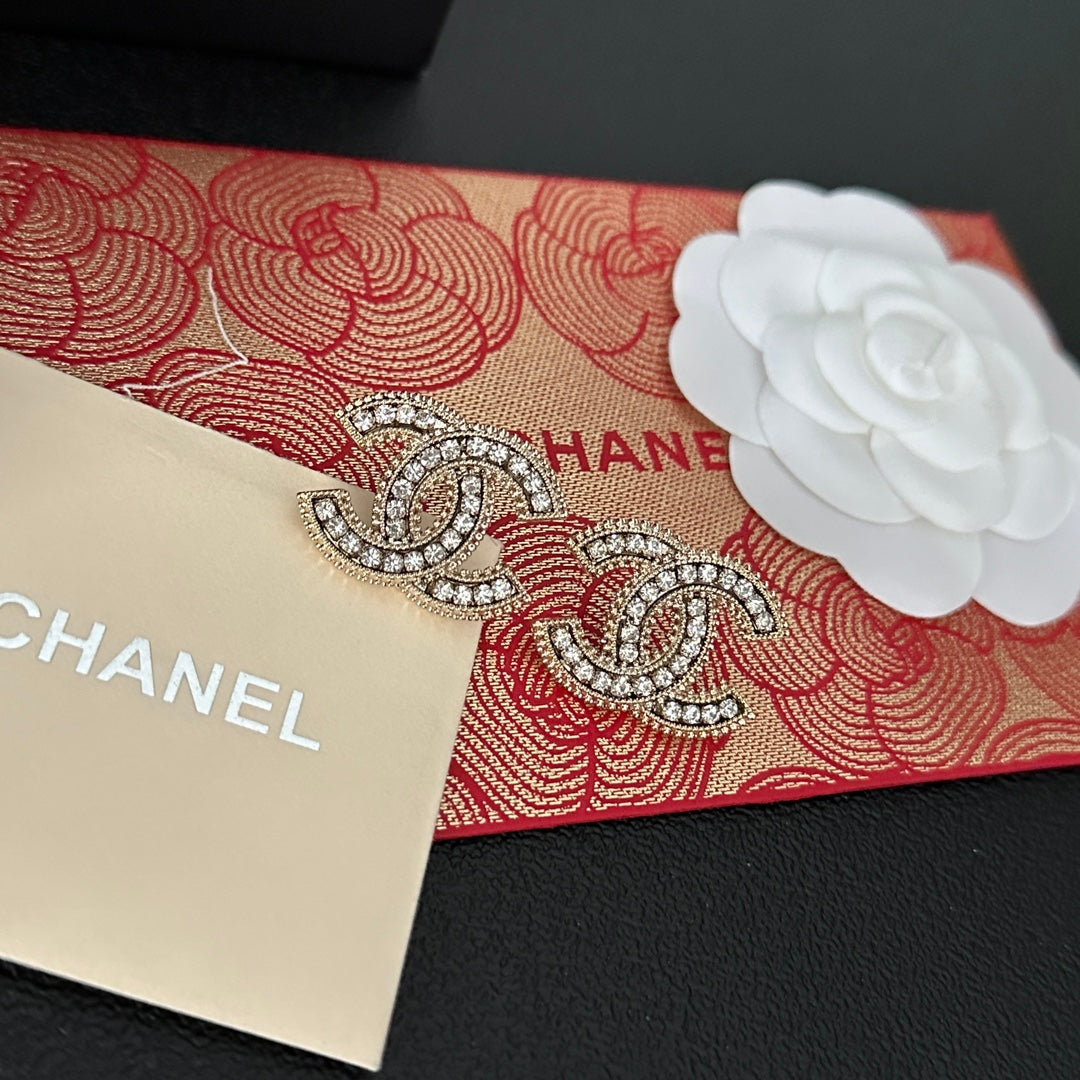 Aretes con logo vintage y diamantes completos