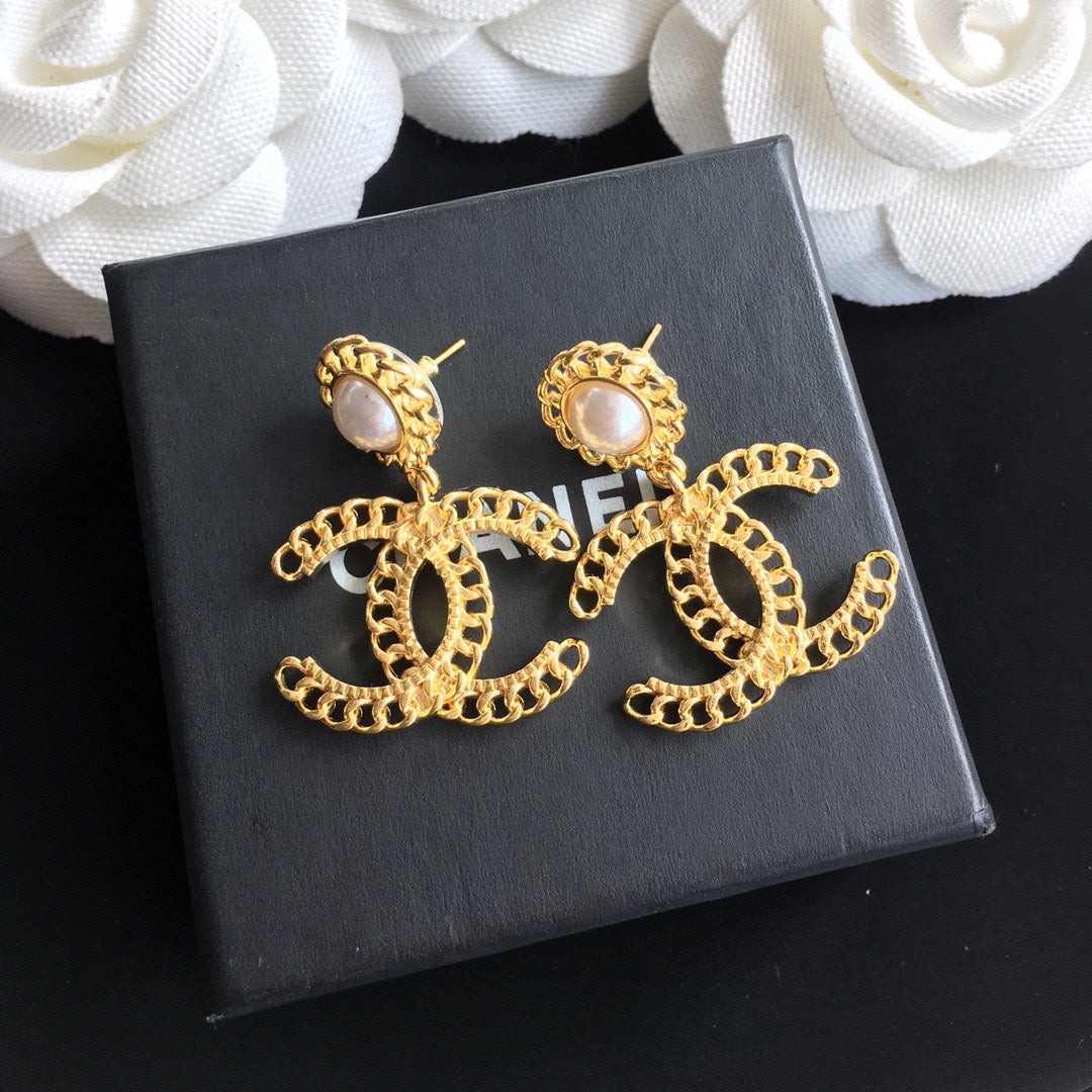 Pendientes elegantes de gota de perla en tono dorado