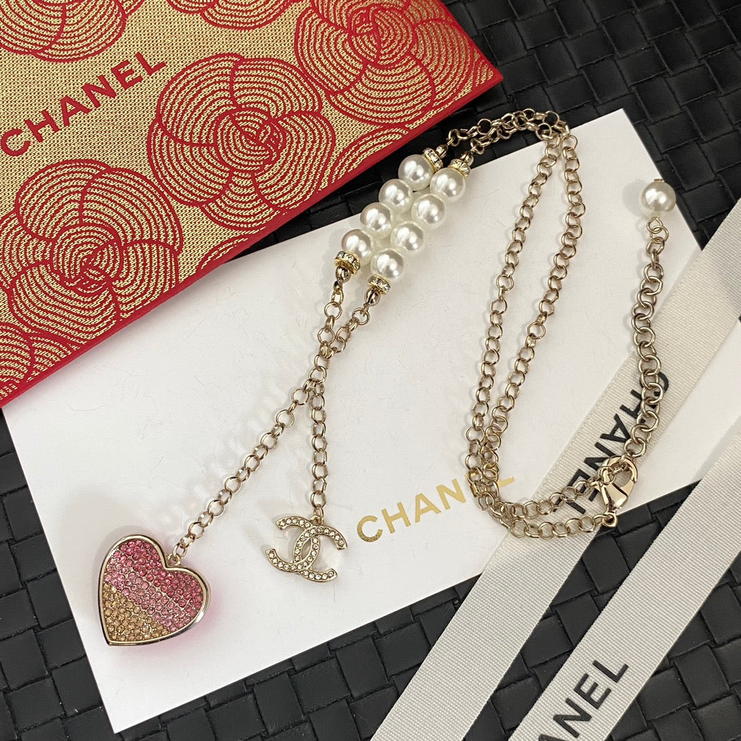 Collar de Perlas con Colgante de Corazón Rosa