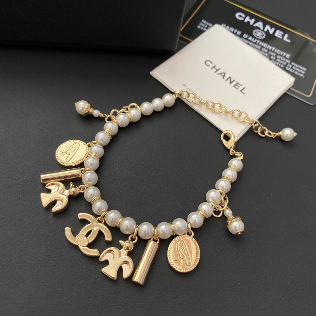 Pulsera de Perlas de Múltiples Dijes de Alta Gama
