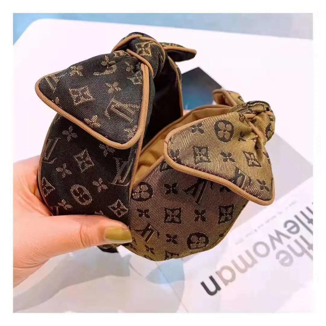 Diadema con lazo bordado estampado