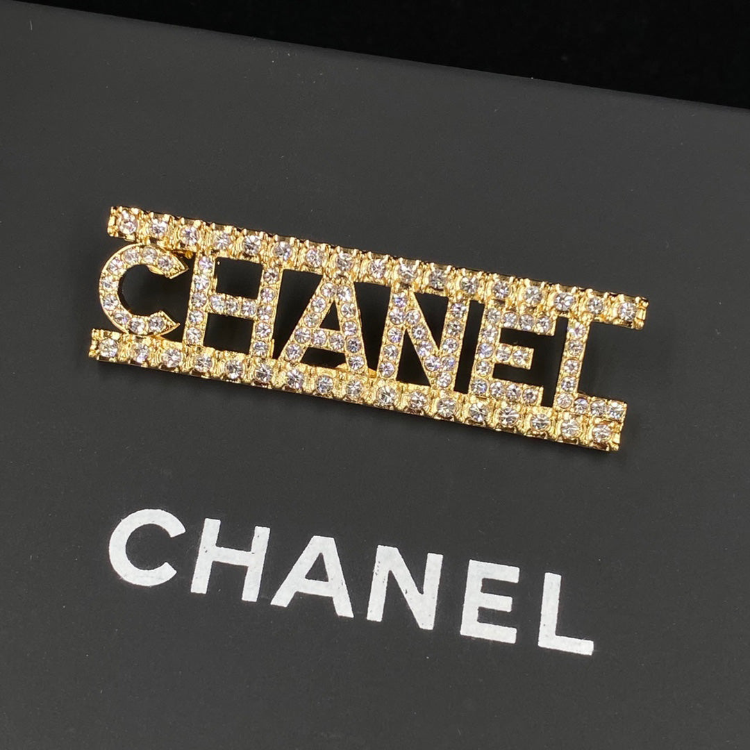Broche de letras de diamantes brillantes