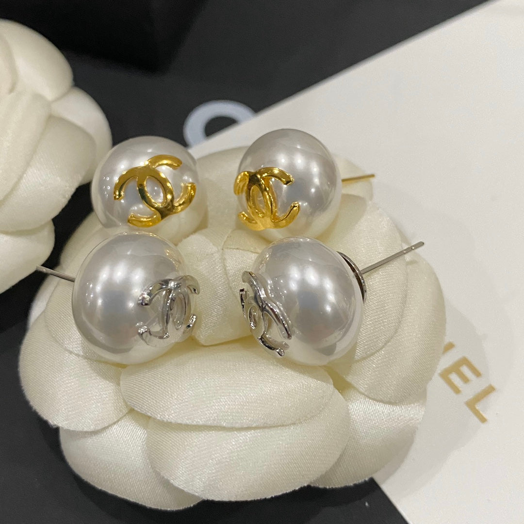 Elegantes aretes de perlas con logo