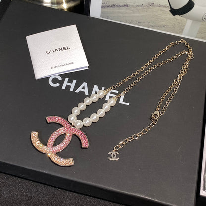Collier de perles à logo diamant rose