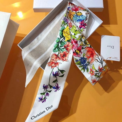 Foulard en soie à double épaisseur avec bord biseauté et motif floral