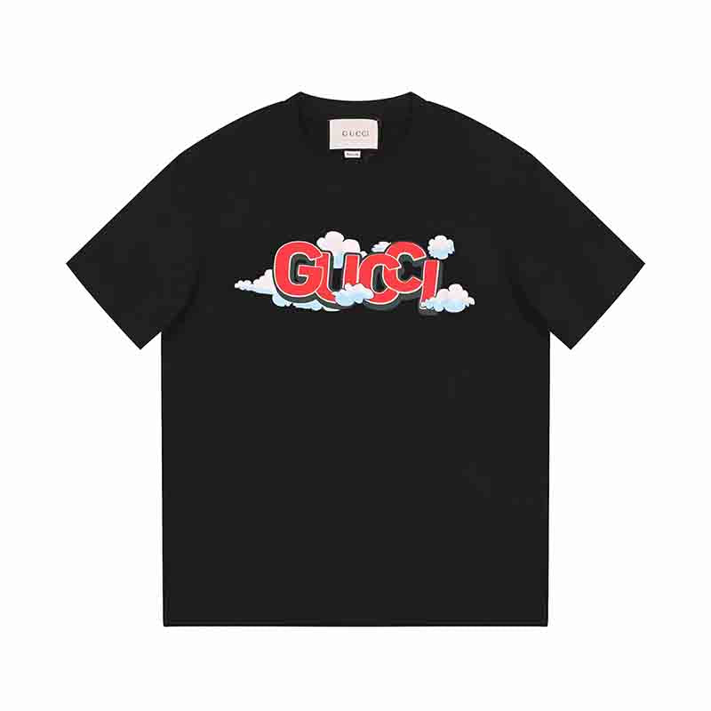 Camiseta con estampado de nubes