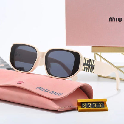 Nouvelles lunettes de soleil à monture carrée
