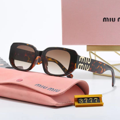 Nouvelles lunettes de soleil à monture carrée