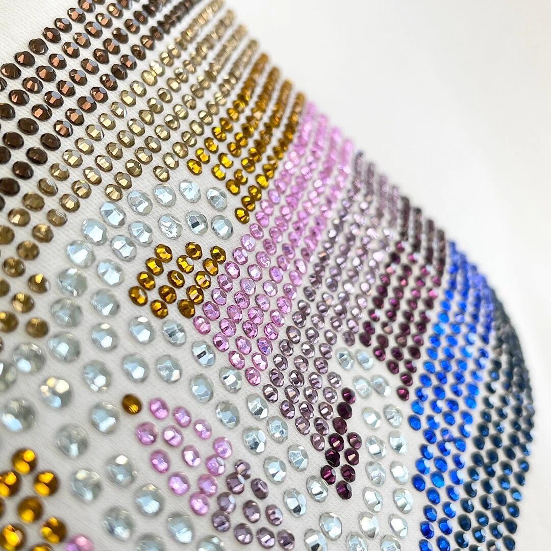 Manga corta con diamantes de arcoíris