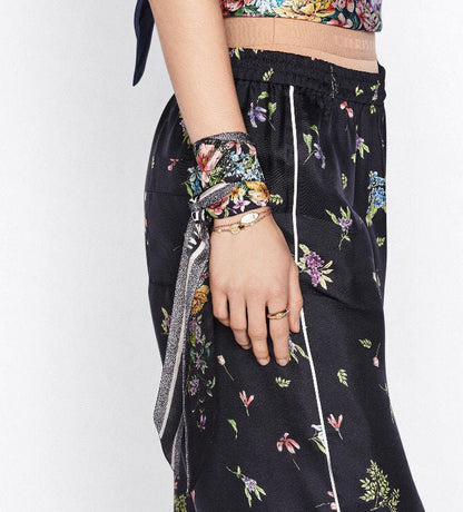 Foulard en soie à double épaisseur avec bord biseauté et motif floral