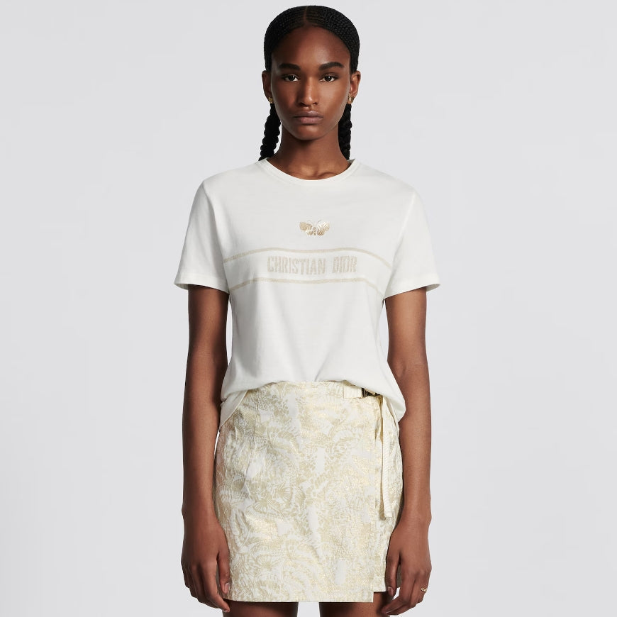 Camiseta con mariposa bordada y logo en tono dorado