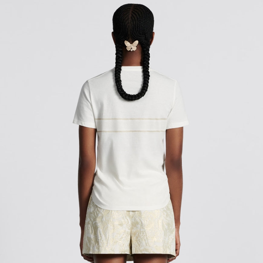 Camiseta con mariposa bordada y logo en tono dorado