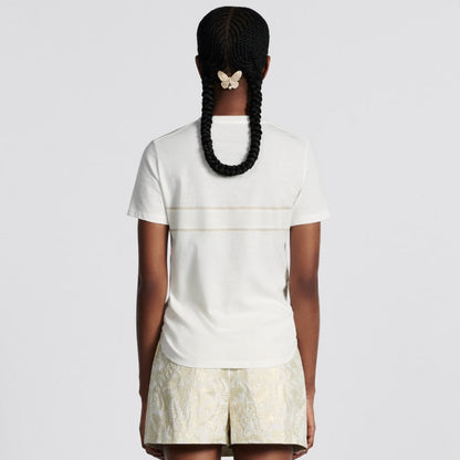 Camiseta con mariposa bordada y logo en tono dorado