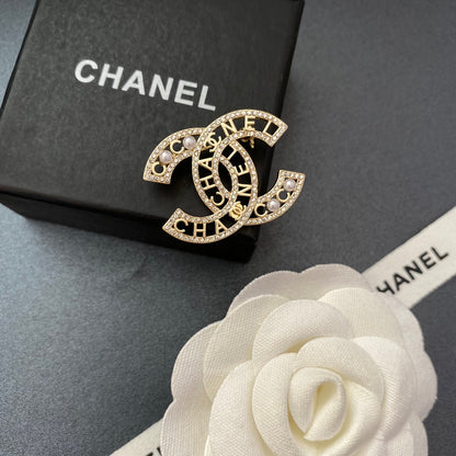 Broche élégante diamant et perle scintillants