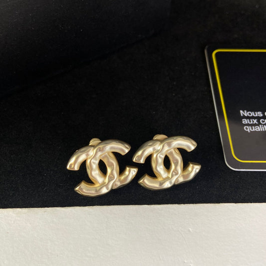 Boucles d'oreilles clous lettre Crinkle Design