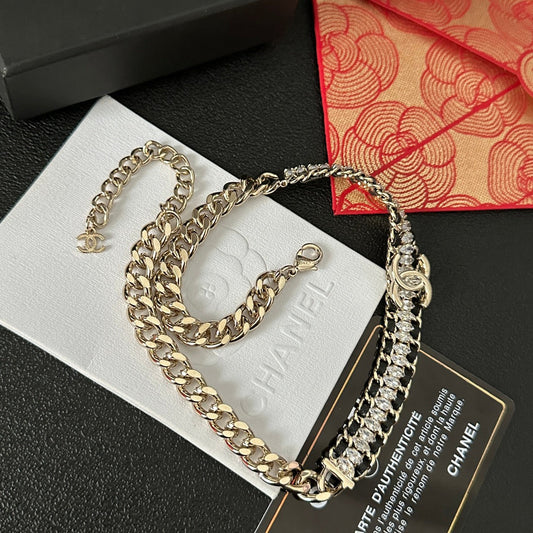 Collier ras du cou brillant avec diamants et pierres épaisses