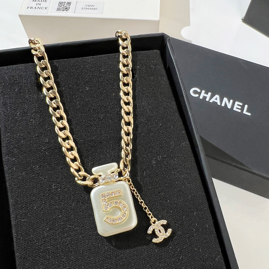 Collar de Perfume con Perlas