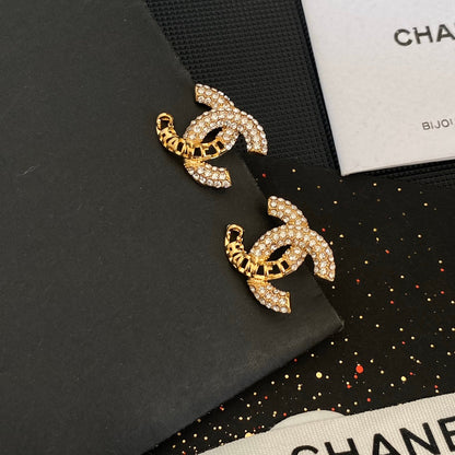 Boucles d'oreilles clous en diamant motif ajouré