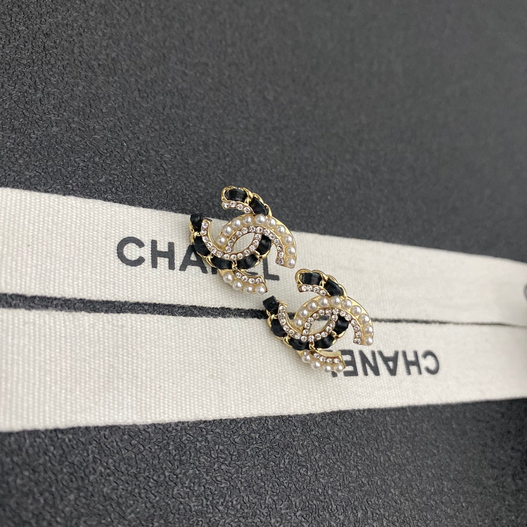 Pendientes de cuero con perlas y diamantes brillantes
