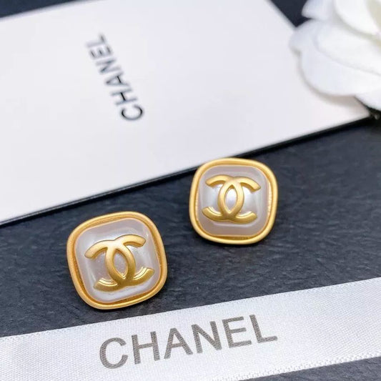 Puces d'oreilles carrées en perle
