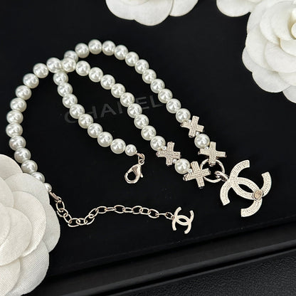 Collier élégant de diamants et de perles