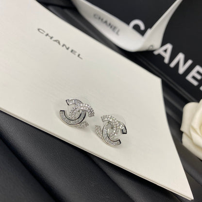 Puces d'oreilles en zircon étincelant