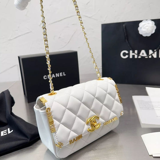 Sac en cuir avec monogramme porte-bonheur en métal