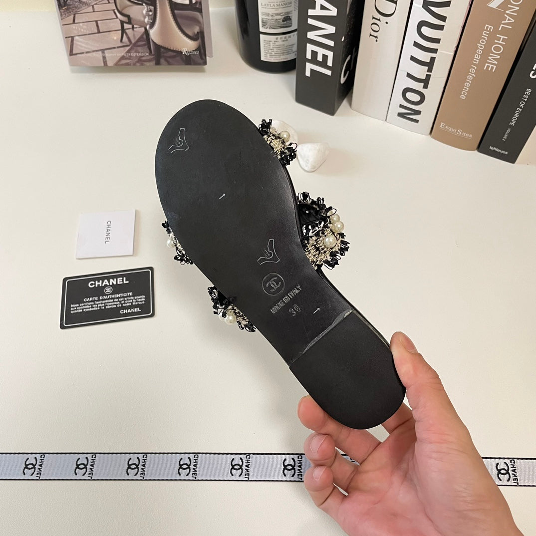 Zapatillas planas elegantes con doble tira de perlas