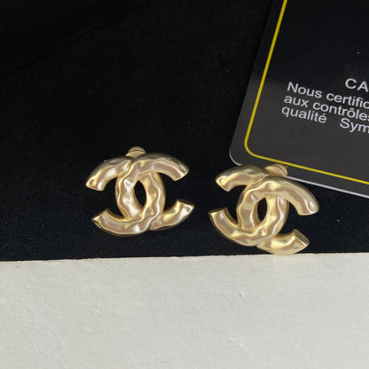 Pendientes de tuerca con letras y diseño arrugado
