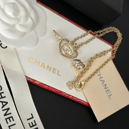 Collar de oro con corazón y diamante en forma de flecha