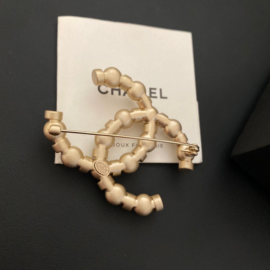 Broche de moda clásico con perlas
